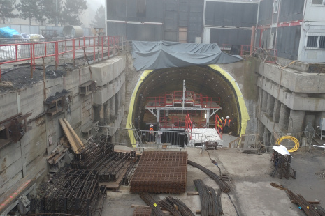260306_OL2 výztuž a&nbsp;betonáž eskalátorového tunelu