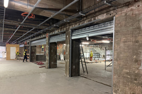 0925_vestibul C, montáž vstupních mříží