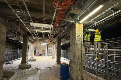 0925_Rekonstrukce Pankrác C - nástupiště metra C, silnoproudé rozvody a&nbsp;zahájení osazení svítidel