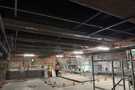 0925_vestibul C montáž rastru podhledu a&nbsp;silnoproudých rozvodů