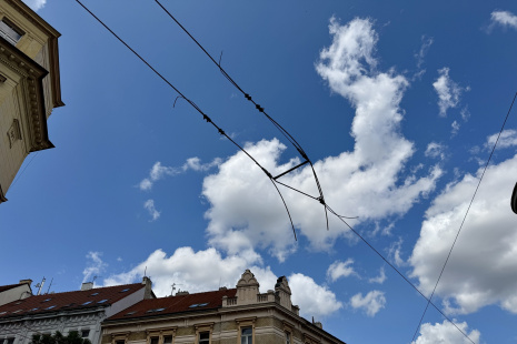 Pracovní ukončení trolejí do doby, než bude buď vyhotoven finální stav, případně bude pokračováno v&nbsp;instalaci trolejí v&nbsp;navazujících úsecích. FOTO: DPP – Ondřej Kubát