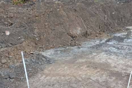 12 2025_detail jednoho z&nbsp;archeologických objektů zahloubeného do svahovin