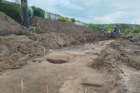 12 2025_ několik archeologickcýh objektů zahloubených do povrchu svahových hlín PL2 Foto Jan Zavřel
