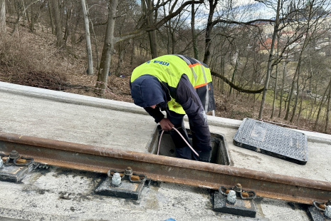 Instalace optického kabelu. FOTO: DPP – Daniel Šabík.