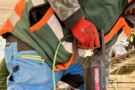 Kotvení kolejnic do betonové desky. FOTO: DPP – Daniel Šabík.