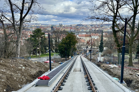 Trať pod Abtovou výhybnou směr Malá Strana, s&nbsp;již ukotvenými kolejnicemi, nainstalovanými novými sloupy pro veřejné osvětlení a&nbsp;technickým schodištěm/pochozí lávkou... FOTO: DPP – Daniel Šabík.