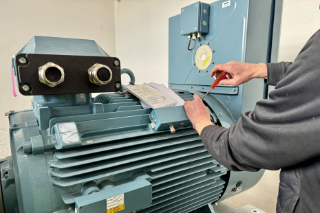 Instalace nového motoru lanovky ve&nbsp;strojovně. FOTO: DPP.