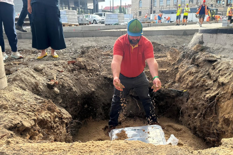 Ukládání časové schránky s&nbsp;různými tiskovinami a&nbsp;s materiálem vztahujícím se k&nbsp;modernizaci horní části Václaváku pro další generace.  FOTO: DPP - Dan Šabík