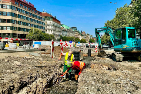 Příprava jam pro sázení nových stromů. FOTO: DPP – Dan Šabík