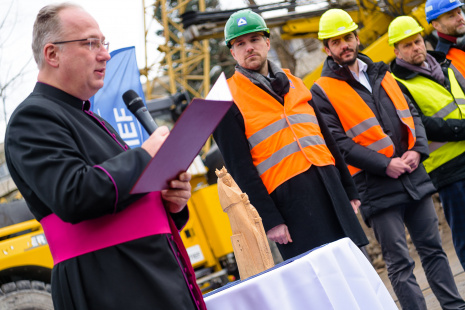 Páter Vojtěch Eliáš křtí sošku svaté Barbory